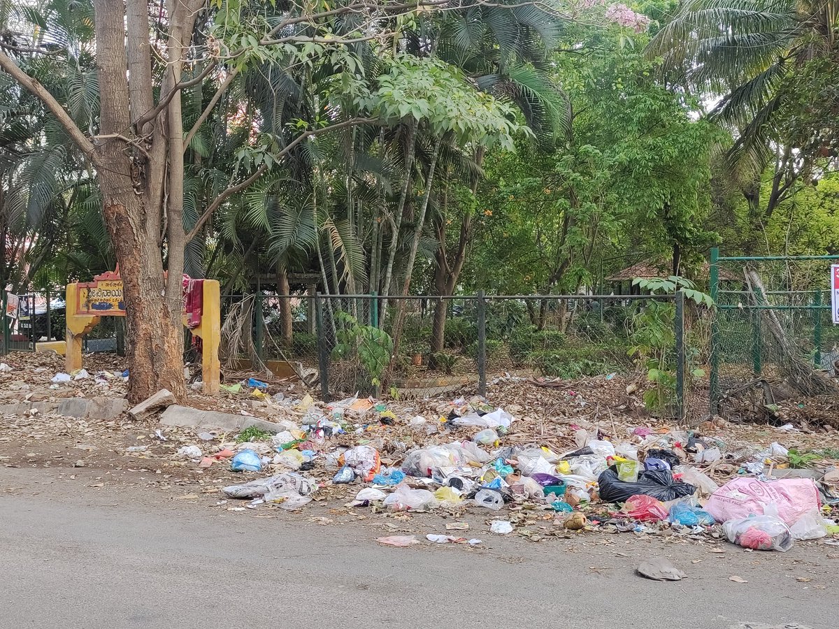 AdarshMurthy6's tweet photo. Garbage dumped in front of the park causing problems for walkers and the houses nearby. Kindly clear the garbage. @GBA_office @GBAChiefComm @MlaMunirat52568 @osd_cmkarnataka @ICCCBengaluru 
Location: Ganesha Park, 11th Block, Papareddy Palya, Naagarabhaavi 2nd stage. https://t.co/XIypuCle1K