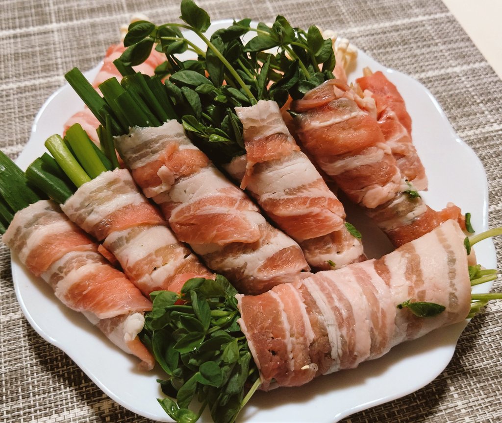本日の #ドワーフ飯 は色々肉巻き🥓

えのきに万能ねぎ、豆苗も！
とにかく豚バラで巻きまくったから付け合わせ忘れた！🤣

これ巻いたら美味いぞ！ってのあったら教えて〜〜！！！
いただきます！🙏🏻