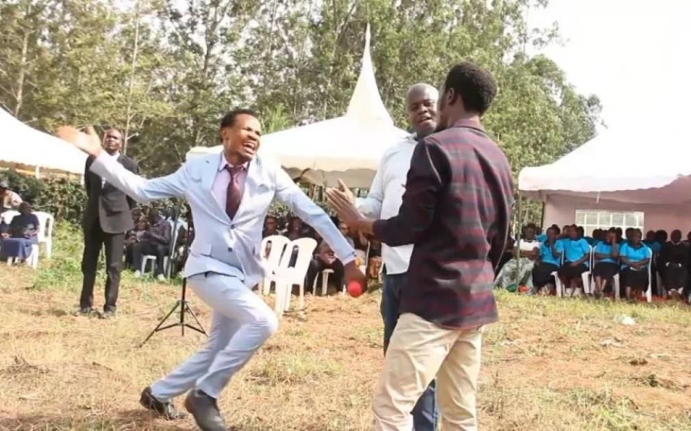 Derick04_'s tweet photo. Yaani wewe ni smallwig na hutaki kuangusha handle tukufollow💀? https://t.co/GybUi5AC8w