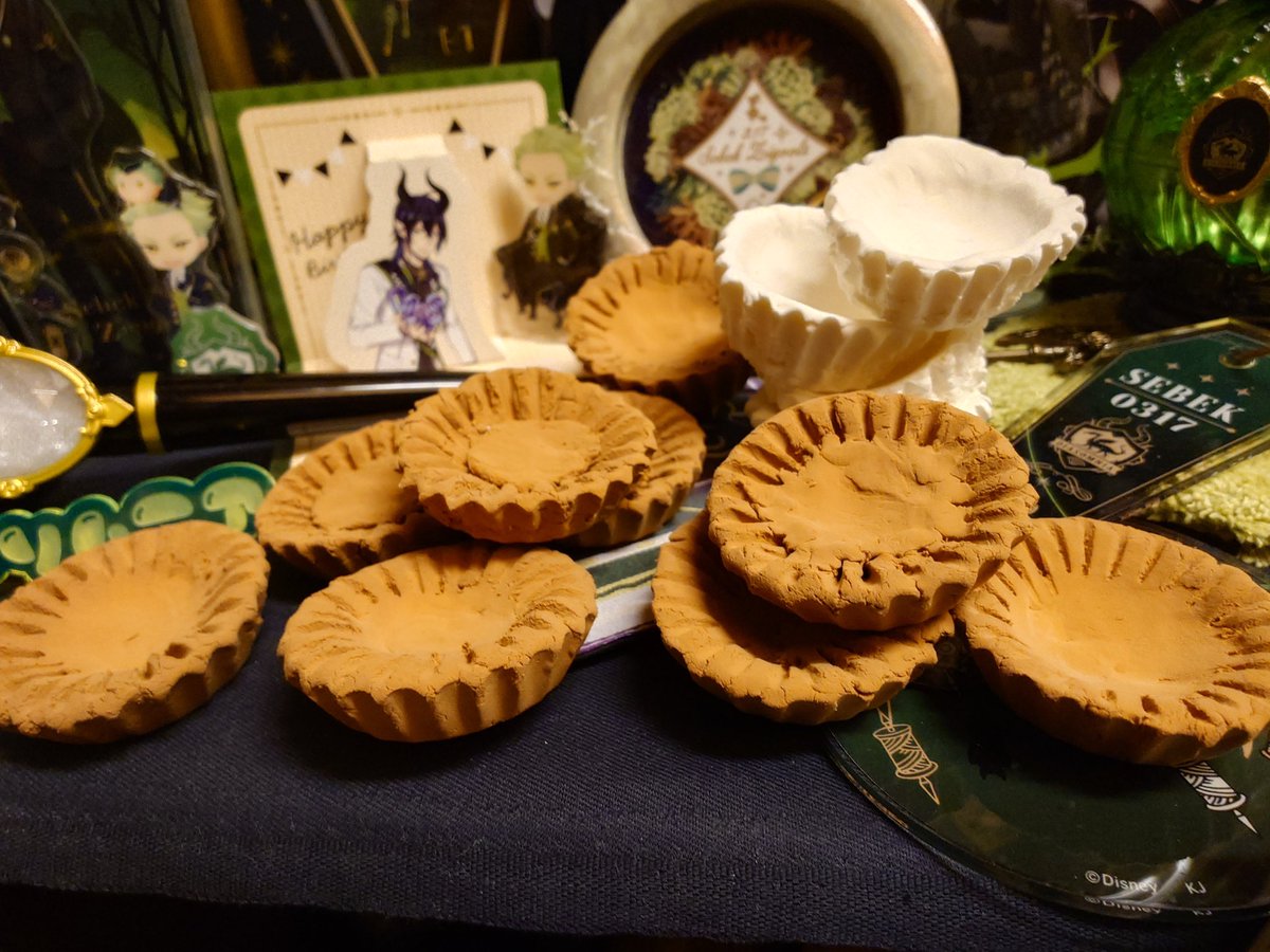 ・百均といえど使い切らなきゃ勿体ない
・後工程で失敗するだろうから多めに作ろう
・⚔️も多分タルト系やろ

そんな思いもあり、粘土で作ったタルト⋯。
途中で茶色粘土があると知りました、白粘土よ練習台ありがとう。