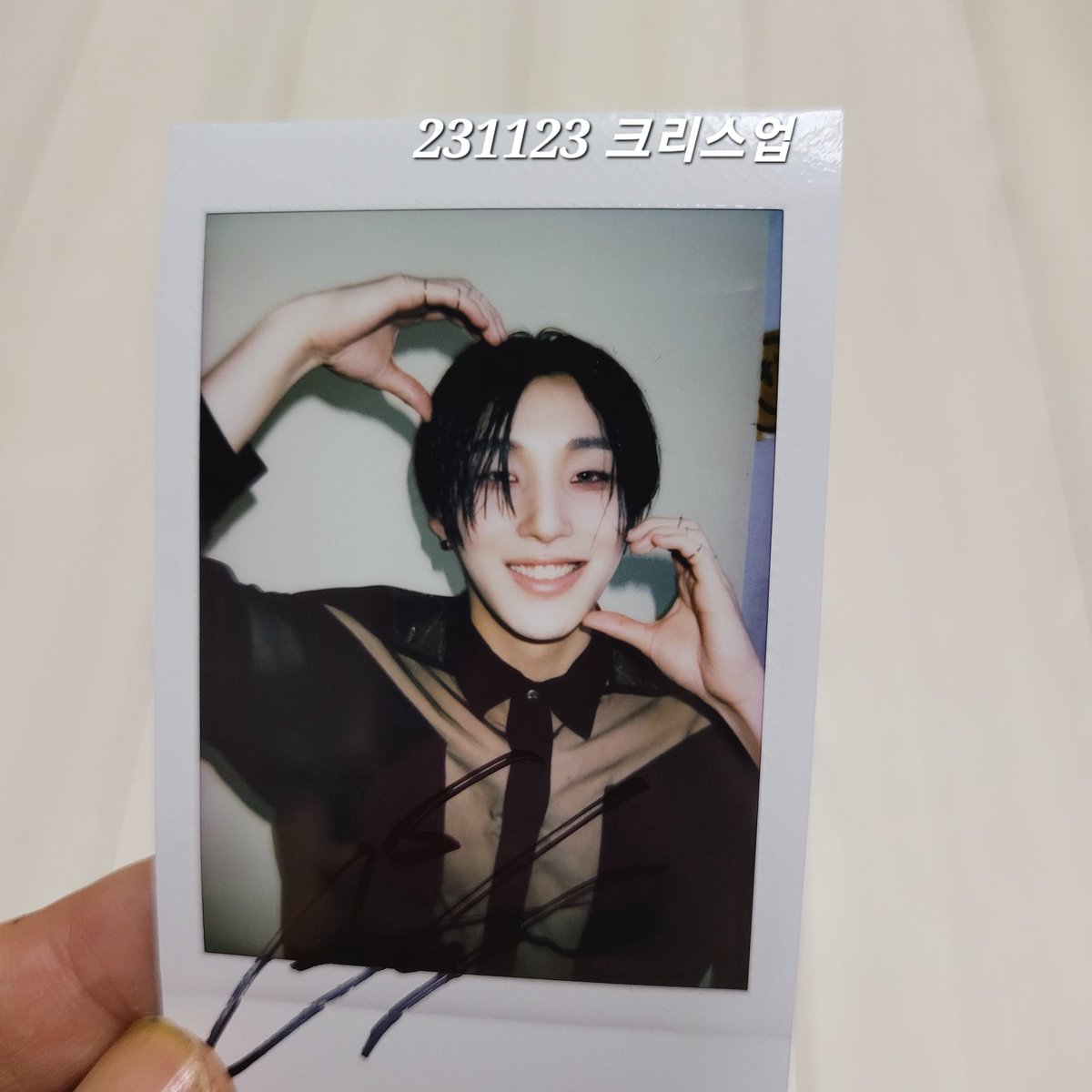 문종업이
나에게 온 건
애니원
참 슬펐다
그의 모습에서 내가 보여서,

그리고
반한 건
쇼챔 XOX

그 뒤로
갈 수 있는  공방은
다 갔던 것 같다.

시간을 쪼개며 지냈던 
그 시간들이
어느덧 나의 시간이 되고
지금 내 모습의 일부분이 되었다.

3년
소중하게 여겨지도록
만들어 줘서 고마워
#문종업