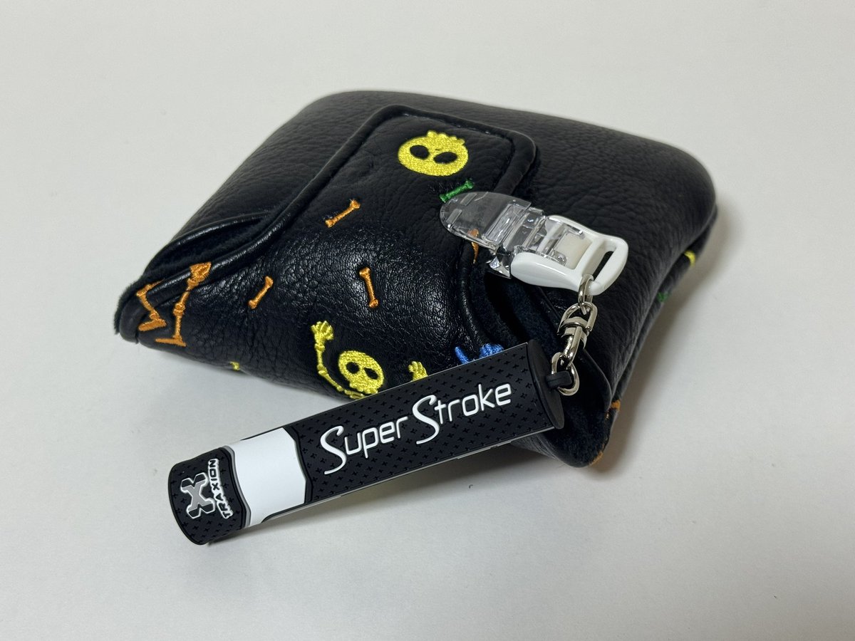 alba777_Golf's tweet image. アイアンカバーと同じ柄のパターカバー
ネオマレットのカバーは大きくてポケットに入らず…😓

 #パターカバーホルダー 付けてみた😉
滑らない素材でこの部分だけポケットにいれればいいらしい😮

次のゴルフ⛳️で試してみよう🤔
 #Golfit #SuperStroke