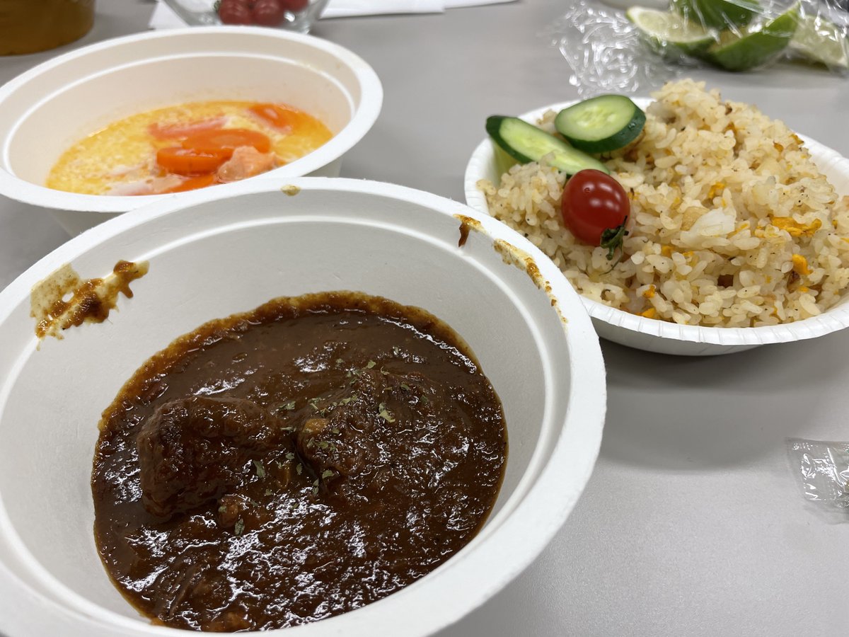 今年の卒業パーティは自作のリアルマーダーミステリー「パクチーの消失」です．卒業パーティの料理の準備中に食材のパクチーが消えるという事件．卒業生らが容疑者となり，研究室での会話や物品から推理して，盗んだ犯人を突き止めパクチーを取り戻す，というものです．大作！楽しんでもらえたかな．