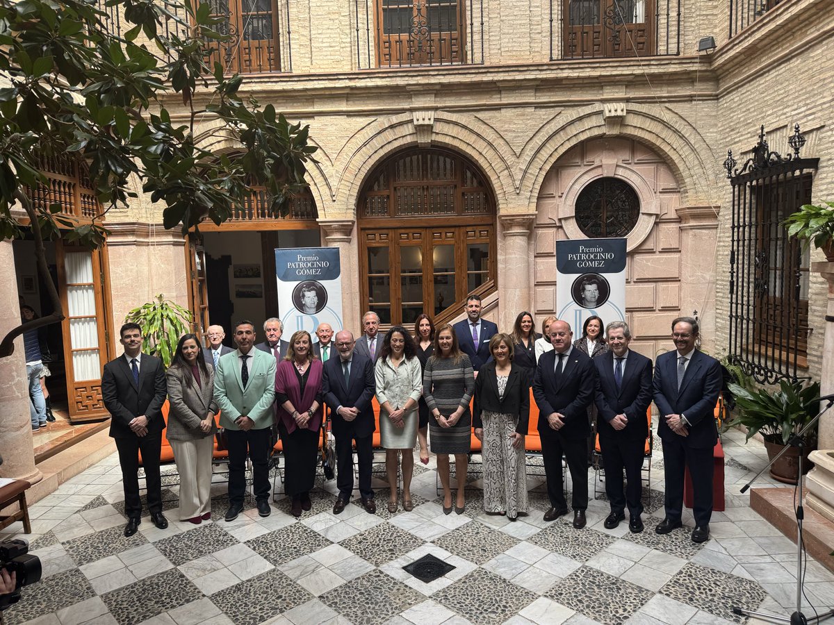 premiopatro's tweet photo. • Profesional Médico: Dra. Tania Galeote Quecedo
• Profesional de Enfermería: Dña. Mª Teresa de la Torre Palomo
• Profesional Técnico/Auxiliar: D. Manuel Jesús Paradas Paradas
• Profesional de Gestión y Servicios: Dña. Mª Luisa Morente Moreno https://t.co/qMh0M3J84i