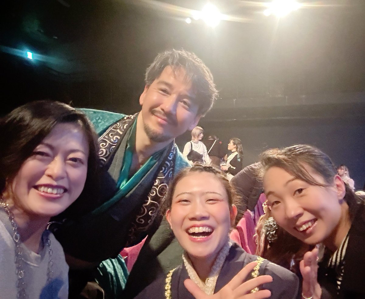 本日は新宿村LIVEにて
樺沢さん、みそらちゃんご出演
『悪役令嬢-ヒロインはじめました-』
観て来ました(*´ω`*)
開場中に小鮒さんとお会いして
２人で並んで拝見させて頂きました☆"

ダンス有り殺陣有り歌有りの
盛りだくさんな楽しいひと時♪"
やり直した友情にほろっとしたり(>ω<)
22日(日)まで♡