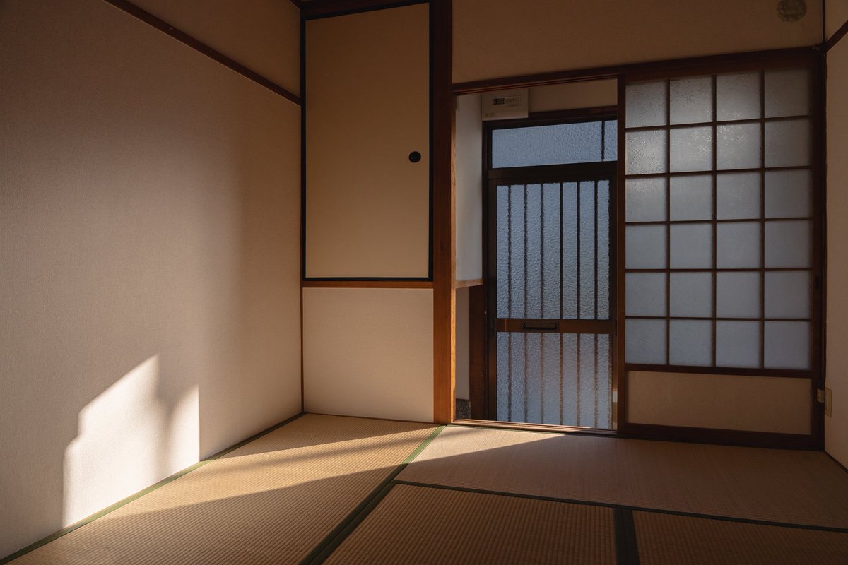 studioramune's tweet photo. 1階和室

柔らかい光が差し込むお部屋。
6畳のこの部屋は広々使っていただくために机と椅子を一つずつのみ用意しております！

机の上には、現在皆様の名刺や展示のDMなどを置いていく予定です。
宣伝や交流の場にお使いください☺️
⚠︎設置にはお声がけくださいませ https://t.co/XZSoN8NOF4