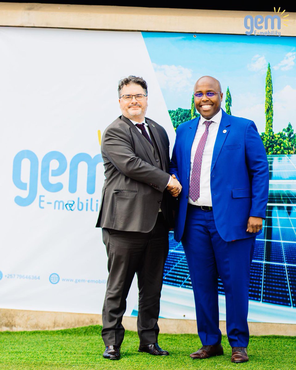 franceauburundi's tweet photo. Nous félicitons Evrard Havyarimana, dirigeant de @gem_emobility et membre de la diaspora franco-burundaise ! Première station de recharge de voitures électriques du Burundi, 100% solaire. Bravo et poursuivons ensemble la transition verte ! 

📸:GEM https://t.co/761keYa28a
