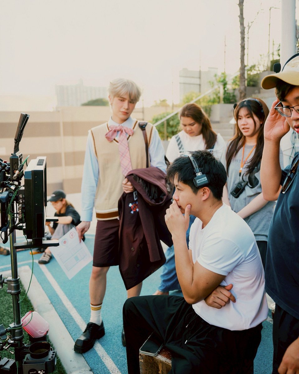 TalkinTrend's tweet photo. “พีท วสุธร” ปล่อยซิงเกิลแรก “ยิ่งบ่น ยิ่งรัก (Love Noise)” เพลงรักอบอุ่นที่บอกว่า…บางครั้งคำบ่นก็คือภาษาของความรัก

Peatwasu 1st Single MV Release Day
#LoveNoise_ReleaseDay #FortFTS #Peatwasu #FortPeat #ฟอร์ดพีท

              “ยิ่งบ่นเธอยิ่งน่ารัก ยิ่งบ่นหนักยิ่งรักเธอจนไม่ไหว” เตรียมพบกับซิงเกิลแรก “ยิ่งบ่น ยิ่งรัก (Love Noise)”     จากศิลปินหนุ่ม พีท วสุธร ชัยจินดา ศิลปินจากค่าย cusp.entertainment ที่ถ่ายทอดมุมมองความรักผ่านรายละเอียดเล็ก ๆ ในชีวิตประจำวัน พร้อมสะท้อนให้เห็นว่า บางครั้งความรักไม่ได้ถูกบอกผ่านคำหวานเพียงอย่างเดียวเพลงนี้สะท้อนถึงความรู้สึกว่าความรักไม่จำเป็นต้องแสดงออกด้วยคำว่ารักเสมอไป แต่สามารถสื่อสารผ่านการกระทำเล็ก ๆ น้อย ๆ ในชีวิตประจำวันได้ โดยการที่มีคนคอยเตือน คอยดูแล และอยู่เคียงข้างกันเสมอแม้ในวันที่เราไม่สมบูรณ์แบบ เพื่อให้เราเป็นคนตัวเองในเวอร์ชั่นที่ดีขึ้น ซึ่งเพลงนี้จึงเป็นตัวแทนของความสัมพันธ์ที่เติบโตไปพร้อมกัน ผ่านทั้งเสียงหัวเราะ ความวุ่นวาย และการเรียนรู้ซึ่งกันและกัน                                                        

                 สำหรับเพลง “ยิ่งบ่น ยิ่งรัก (Love Noise)” มาในสไตล์ป๊อปจังหวะฟังง่าย เมโลดี้ติดหู โดดเด่นด้วยบรรยากาศสดใสที่ฟังได้เพลินในทุกช่วงเวลาของวัน โดยตัวเพลงเลือกเล่ามุมมองความรักผ่าน “การกระทำเล็ก ๆ”                                 ในชีวิตประจำวัน ไม่ว่าจะเป็นคำบ่น คำเตือน หรือการดูแลกันแบบเรียบง่าย ซึ่งกลายเป็นภาษารักที่ชัดเจนและจริงใจกว่าคำพูดหวาน ๆ สะท้อนความสัมพันธ์ที่อบอุ่นและเป็นธรรมชาติได้อย่างลงตัว  เพลงนี้เป็นการรวมตัวของทีมเบื้องหลังคุณภาพ โดยได้ “จ๋า อมรสุดา กาญจนภี” โปรดิวเซอร์คุมภาพรวมอารมณ์เพลงให้ออกมาอบอุ่นและเข้าถึงง่าย ผสานกับการเรียบเรียงดนตรีจาก “บี ETC. โสตถินันท์ ไชยลังการณ์” ดูแลในส่วนของการเรียบเรียงดนตรี วางโครงสร้างให้มีความเรียบง่าย ฟังสบาย แต่ยังคงความน่าสนใจในรายละเอียด พร้อมเสริมความสมบูรณ์ด้วย “หนึ่ง ETC. อภิวัฒน์ พงษ์วาท” ที่เข้ามาดูแลในส่วนของการคุมร้องและดีไซน์การใช้เสียง ถ่ายทอดอารมณ์เพลงออกมาได้อย่างมีมิติ และช่วยดึงเสน่ห์เฉพาะตัวของพีทให้โดดเด่นยิ่งขึ้น จนเกิดเป็นผลงานที่กลมกล่อมทั้งในแง่ของดนตรีและความรู้สึกได้อย่างลงตัว

ในส่วนของมิวสิกวิดีโอเพลง “ยิ่งบ่น ยิ่งรัก (Love Noise)” ถ่ายทอดเรื่องราวผ่านบรรยากาศในโรงเรียน กับนักเรียนตัวป่วนที่มักสร้างเรื่องให้ครูต้องคอยเรียก คอยเตือน และคอยบ่นอยู่เสมอ ท่ามกลางความวุ่นวายเหล่านั้นกลับแฝงไปด้วยโมเมนต์เล็ก ๆ ที่ชวนอมยิ้มและอบอุ่นหัวใจ ความพิเศษของมิวสิกวิดีโอครั้งนี้ยังได้ “ฐิติพงศ์ เซ่งง่าย (FortFTS)” มาร่วมแสดง เพิ่มสีสันให้กับเรื่องราวของความซน ความน่ารัก และเคมีระหว่างตัวละครที่เปี่ยมไปด้วยพลังแบบวัยเรียนได้อย่างลงตัว เรื่องราวถูกเล่าผ่านความสัมพันธ์ของ “คนที่ชอบบ่น” กับ “คนที่ถูกบ่น” ซึ่งแท้จริงแล้วคือภาพแทนของความใส่ใจในชีวิตประจำวัน เปลี่ยนเสียงบ่นที่ดูธรรมดาให้กลายเป็น “Love Noise” หรือสัญญาณเล็ก ๆ ของความห่วงใยที่ซ่อนอยู่ในความสัมพันธ์ได้อย่างน่ารักและมีเสน่ห์

สามารถรับชมมิวสิกวิดีโอเพลง “ยิ่งบ่น ยิ่งรัก (Love Noise)” 
ได้แล้วตั้งแต่วันนี้ที่ : https://t.co/Ib2PbIm3w8 
ฟังเพลงได้ทาง Streaming : Apple Music, Spotify และ Youtube Music 
ติดตามความเคลื่อนไหวต่าง ๆ ได้ทาง Facebook, Instagram, TikTok : Cusp Entertainment