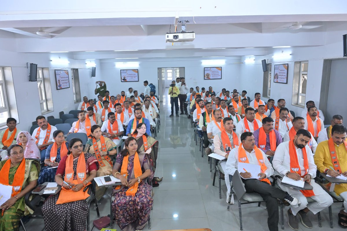 આજે દાહોદ જિલ્લા ભાજપ કાર્યાલય ખાતે જિલ્લાના પદાધિકારીશ્રીઓ સાથે પરિચય બેઠક યોજી અને તેમની સાથે સીધો સંવાદ કર્યો. 

દાહોદના કાર્યકર્તાઓના ઉત્સાહ અને પક્ષ પ્રત્યેના સમર્પણને જોઈને આગામી લક્ષ્યો પ્રાપ્ત કરવાનો વિશ્વાસ વધુ મજબૂત થયો છે. સંગઠનને પાયાના સ્તરથી વધુ સશક્ત બનાવવા માટે