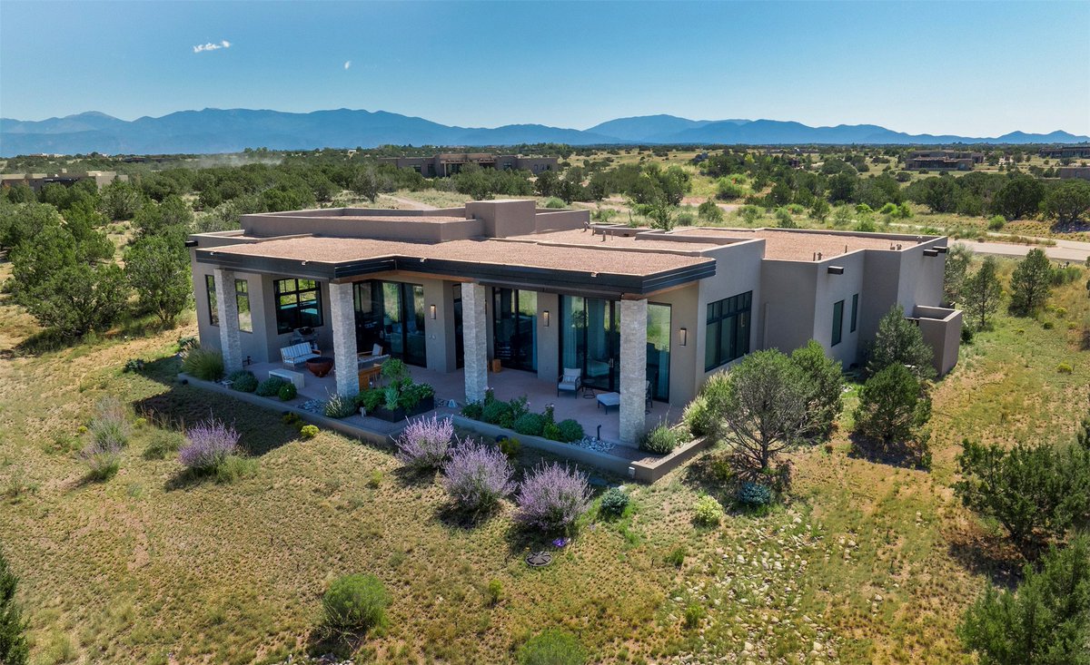 SantaFePics's tweet photo. 19 Camino Alazan Santa Fe NM, 87506
List: $3,250,000

A masterful blend of modernity and warmth, this single-level custom home--built by Prull Custom Builders in 2021-- is sited on 1.8 acres and framed by the panoramic majesty of the Jemez Mountains. https://t.co/KoxX21MSxn