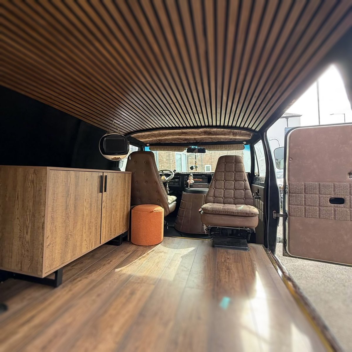 _VanCult_'s tweet photo. Happy Rollin' Room Thursday!
..
#tagthevan #tagtheowner #tagthephotographer
..
#rollinroomthursday #rollinroom #van #vaninterior #shagcarpet #woodwork #customvan #boogievan #showvan #vannin #vanlife #vanporn #interior #vancult #getinandgetiton https://t.co/AKubQnYZ4e