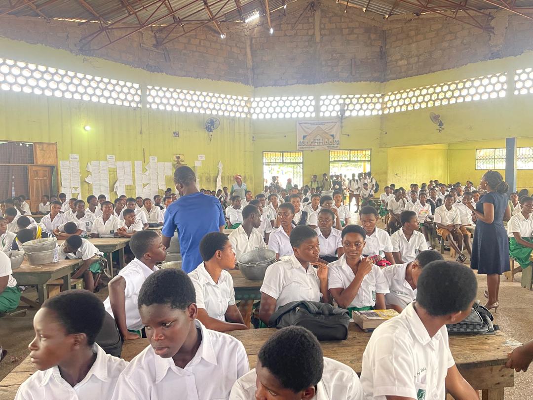 EdUSAGhana's tweet image. The campus visits continued at Osei Kyeretwie Senior High School on March 9, where our EducationUSA adviser discussed opportunities for students to pursue further studies at U.S. universities and colleges.

#studyinusa #studyabroad #OKSHS #OKESS #Ahenemma