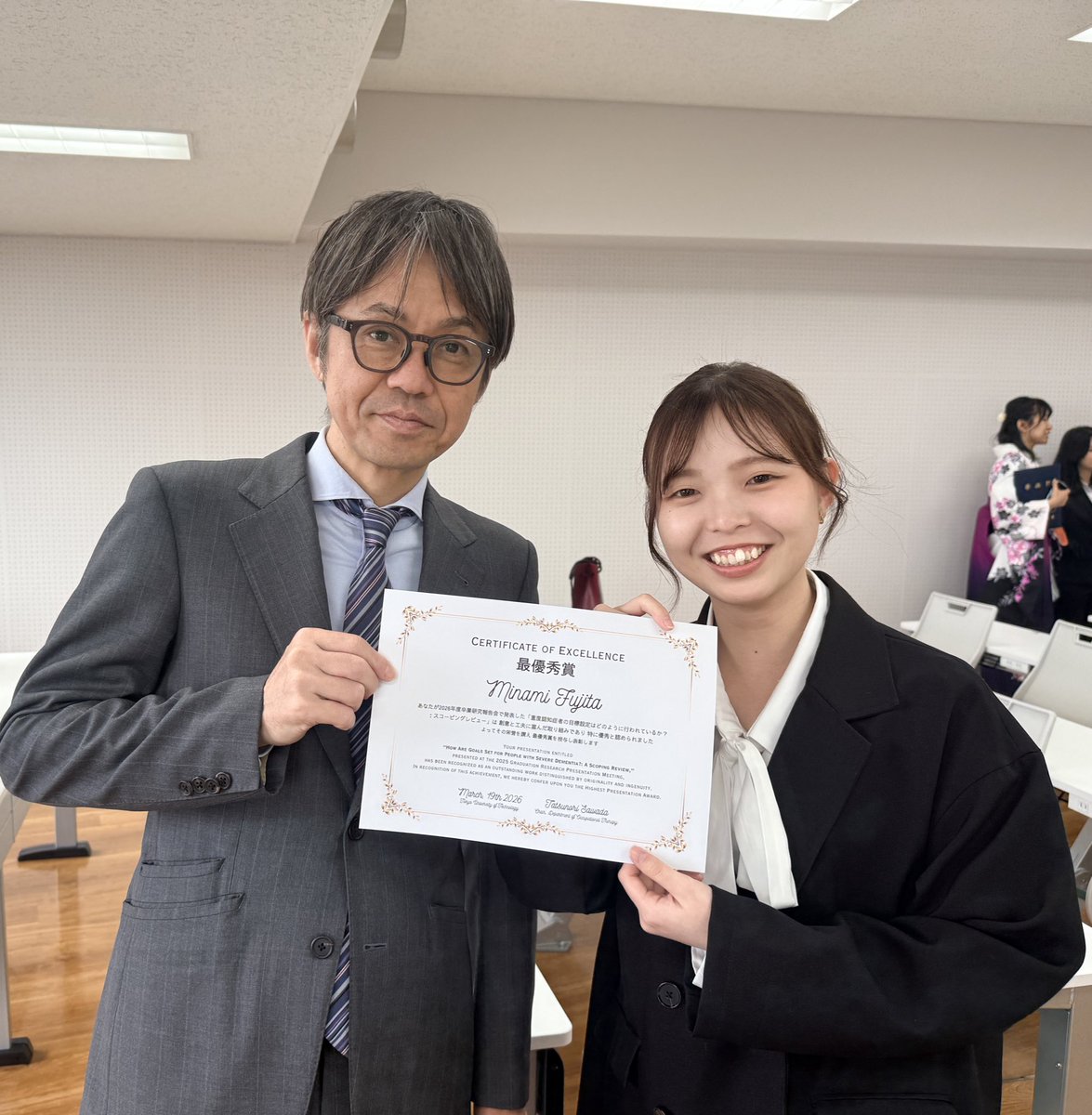 miyakosoba's tweet photo. 今日は卒業式。ゼミ生が卒論の最優秀賞を取ってくれました。

僕がこうじゃない？とコメントしてるのに、いや自分はこう思いますと譲らず、じゃあそれでいいよ、というやり取りで取れたので、それが本当に嬉しいです（笑）

よ〜そこのわけ〜の（笑）🫵 https://t.co/E7zvUW4KHo