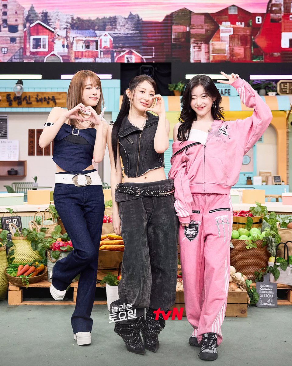 LEE CHAEYEON with Chaeryeong and Yena on Amazing Saturday Instagram updates

🔗: instagram.com/p/DWD9mddjy0D/…

Chaeyeon pretty smile 🥰😍

#LEECHAEYEON #이채연 <a href="/official_LCY/">이채연(LEE CHAE YEON) Official</a> <a href="/cc_chaeyeon2/">캐릭캐릭 채연이</a>