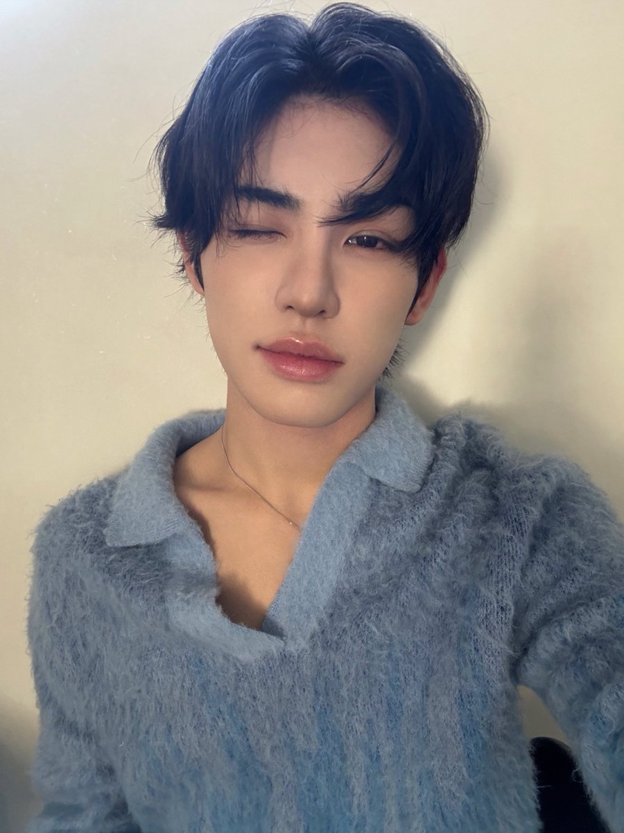 minjezeze's tweet photo. 진짜 사람이 어떻게 이렇게 생겨 https://t.co/KB8AXP9K22