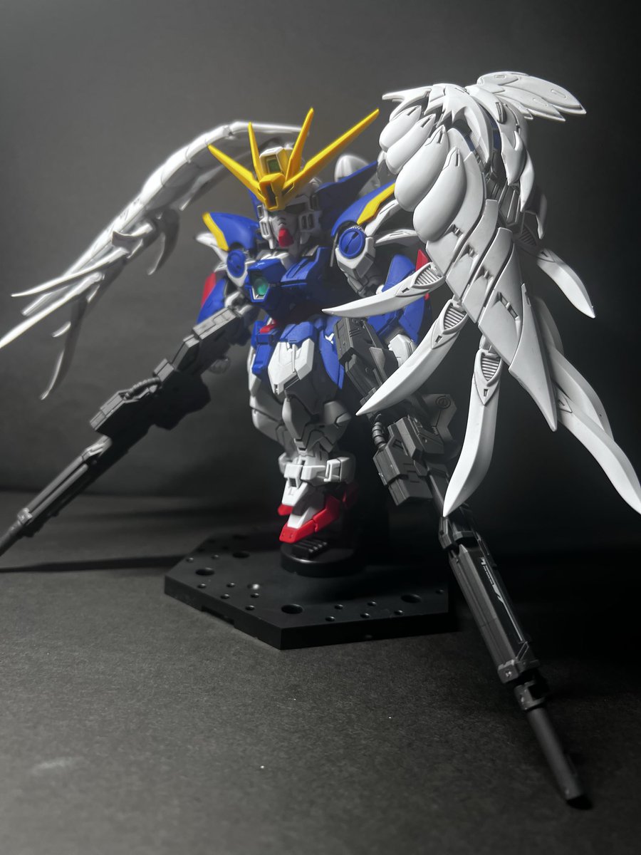 zenmax_z's tweet photo. 仕事から帰宅後、できてなかった仕上げのつや消しを行いようやく完成！
こうやってみるとさらにかっこいいね！
いつもつや消しの分量を多めに出しちゃうんで、ちょっと前に組んでいたウィングガンダムも合わせてつや消ししました💦
#ガンプラ https://t.co/7iDVXoMsOd