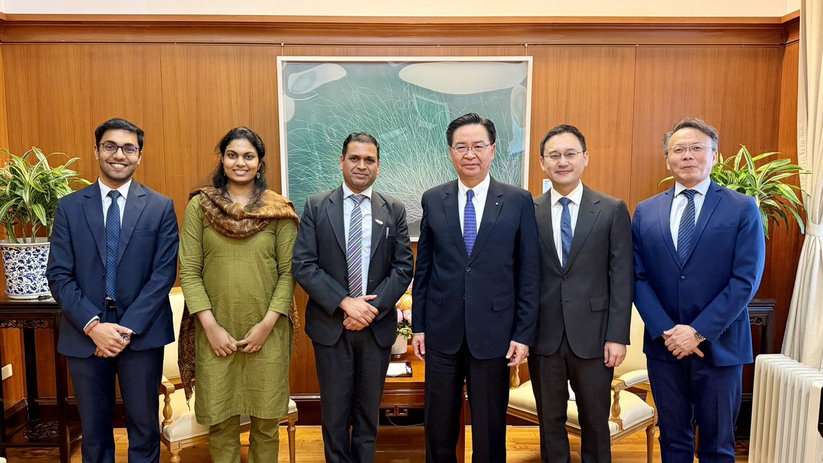 Glad to meet the new <a href="/ita_taipei/">India Taipei Association 印度台北協會</a> Representative, Ninad Deshpande. I shared that I’m a big fan of #Bollywood movies &amp; Indian culture. We agreed to work closely to bring #Taiwan–#India relations to new heights.

🇹🇼🤝🇮🇳