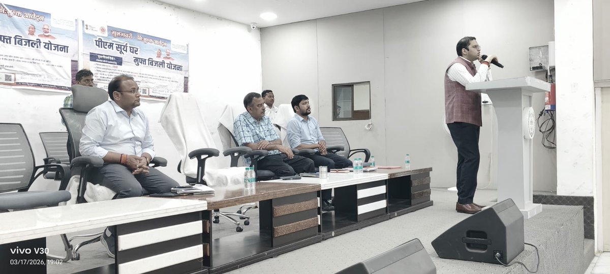 CdoJaunpur's tweet photo. दिनांक 18 मार्च 2026 को कलेक्ट्रेट प्रेक्षागृह में पीएम सूर्य घर योजना, प्रधानमंत्री मुख्यमंत्री आवास योजना ग्रामीण, राष्ट्रीय ग्रामीण आजीविका मिशन, फैमिली ID, महात्मा गांधी राष्ट्रीय ग्रामीण रोजगार गारंटी योजना अंतर्गत जॉब कार्डधारी श्रमिकों की ईकेवाईसी एवं अपूर्ण कार्यों की प्रगति के संबंध में समीक्षा बैठक की गई। बैठक में परियोजना निदेशक डीआरडीए। उपयुक्त श्रम रोजगार एवं स्वत रोजगार, क्षेत्रीय जिला प्रबंधक यूनियन बैंक ऑफ़ इंडिया, समस्त खंड विकास अधिकारी समस्त सहायक विकास अधिकारी ग्राम विकास एवं पंचायत समस्त ए पी ओ मनरेगा एवं समस्त सचिव ग्राम पंचायत उपस्थित रहे। बैठक में विकास कार्यक्रमों की समीक्षा कर संबंधित अधिकारी कर्मचारियों को आवश्यक दिशा निर्देश दिए गए।
@UPGovt @CMOfficeUP @ChiefSecyUP @InfoDeptUP