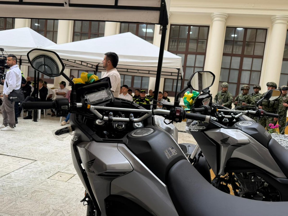 Ejercito_Div5's tweet photo. El Batallón de Infantería N.° 22 Batalla de Ayacucho recibió, por parte de la Secretaría de Gobierno de Caldas, dos motocicletas que fortalecerán la movilidad y la capacidad de reacción de nuestras tropas.

Con este apoyo institucional, se continúan robusteciendo las acciones para garantizar la seguridad y la tranquilidad de la población.
#OctavaBrigada 
#PatriaHonorLealtad