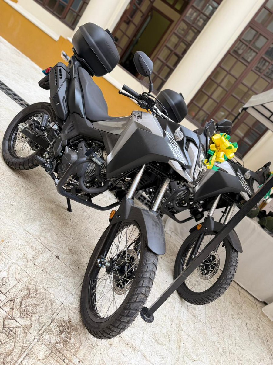 Ejercito_Div5's tweet photo. El Batallón de Infantería N.° 22 Batalla de Ayacucho recibió, por parte de la Secretaría de Gobierno de Caldas, dos motocicletas que fortalecerán la movilidad y la capacidad de reacción de nuestras tropas.

Con este apoyo institucional, se continúan robusteciendo las acciones para garantizar la seguridad y la tranquilidad de la población.
#OctavaBrigada 
#PatriaHonorLealtad