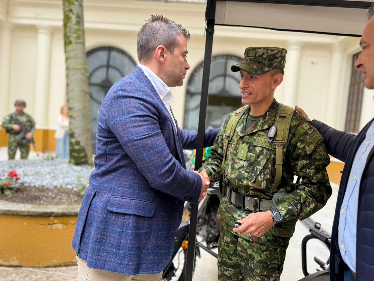 Ejercito_Div5's tweet photo. El Batallón de Infantería N.° 22 Batalla de Ayacucho recibió, por parte de la Secretaría de Gobierno de Caldas, dos motocicletas que fortalecerán la movilidad y la capacidad de reacción de nuestras tropas.

Con este apoyo institucional, se continúan robusteciendo las acciones para garantizar la seguridad y la tranquilidad de la población.
#OctavaBrigada 
#PatriaHonorLealtad