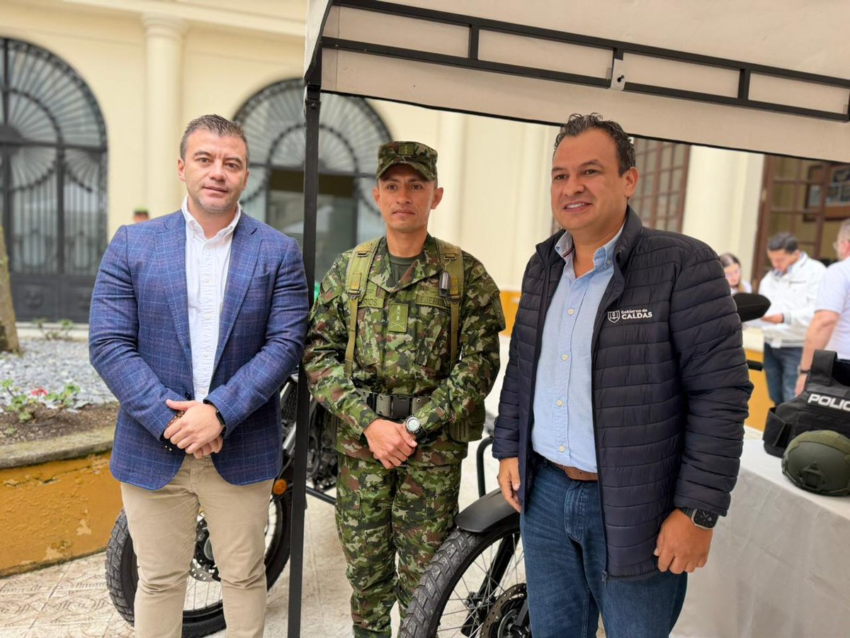 Ejercito_Div5's tweet photo. El Batallón de Infantería N.° 22 Batalla de Ayacucho recibió, por parte de la Secretaría de Gobierno de Caldas, dos motocicletas que fortalecerán la movilidad y la capacidad de reacción de nuestras tropas.

Con este apoyo institucional, se continúan robusteciendo las acciones para garantizar la seguridad y la tranquilidad de la población.
#OctavaBrigada 
#PatriaHonorLealtad