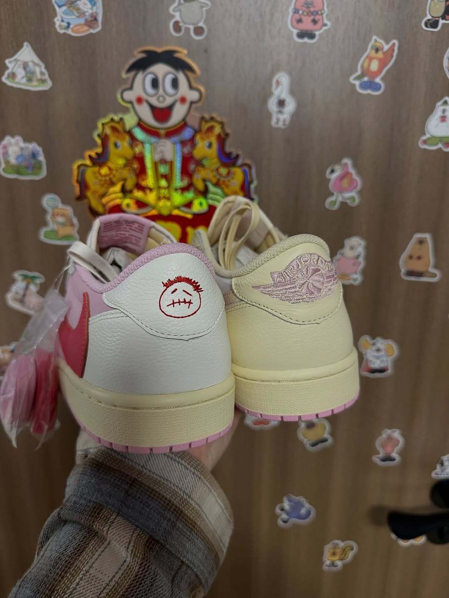 JustFreshKicks's tweet photo. Travis Scott x Air Jordan 1 Low “Shy Pink” &amp; “Tropical Pink” 🌵💗

• May 22nd
• $155 https://t.co/QRjfYAyVU0