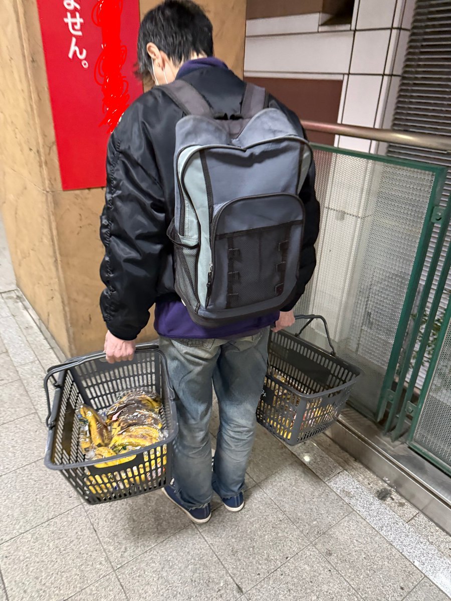 KimballBronson's tweet photo. スーパーの店内用カゴに傷んだバナナつめてゾンビ状態、いろいろ推測してみたけど全然状況がわからんww https://t.co/cTgY9jIQ6v