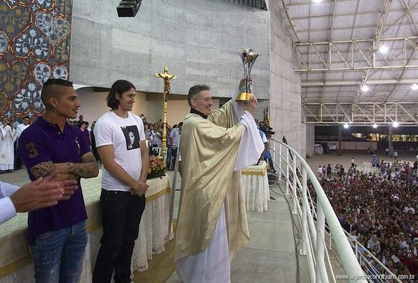 HistCorinthians's tweet photo. No início de 2013, Tite, Guerrero, Cássio e o então presidente Mário Gobbi levaram a taça do Mundial de 2012 para ser abençoada na missa do Padre Marcelo Rossi, no Santuário Theotókos, na zona sul de São Paulo. 🏆✝️

Um gesto de fé e gratidão após uma das maiores conquistas da história do Corinthians! ⚫️⚪️

#Timao #Mundial2012