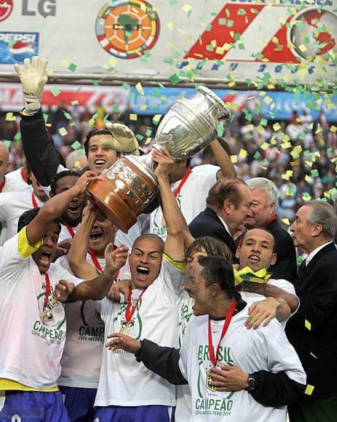 Malatyali441923's tweet photo. Menschen vergleichen den zweimaligen Copa America Sieger mit jemanden der zum ersten Mal für seine Nationalmannschaft nominiert wird in einem der schlechtesten Generationen seiner Nation🤣🤣🤣 #KRALEX https://t.co/4RigOoLNXI