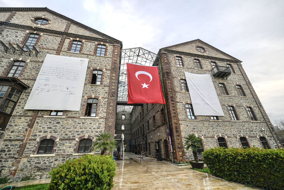 YAPMAYIN, ETMEYİN, BU HAKSIZLIĞA EVET DİYEMEYİZ

Meslek fabrikası binası halka yönelik kamu hizmetinin yıllardır çok aktif bir şekilde sürdürüldüğü bir hizmet binasıdır. 

Bu bina vakıflar tarafınca inşa edilmemiştir. 1908 yılında un fabrikası olarak özel kişiler tarafınca inşa