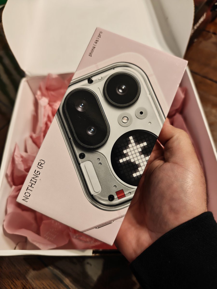 Antonio_Luis's tweet photo. Look what we have here! The @nothing Phone (4a) Pro is in the house! And we're looking #PrettyInPink π©·
#NothingPhone4aPro #Pink
#CommunityReviewProgram https://t.co/IZmrXHw0uR