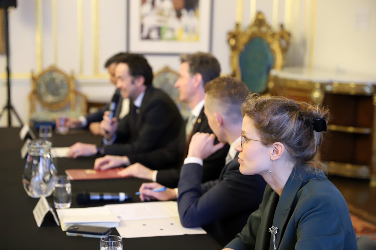 CanadianUK tweet media