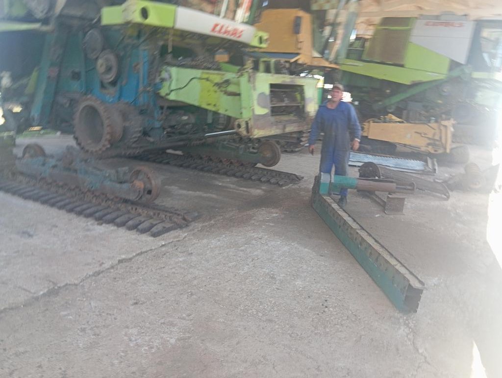 Nuestra unida todavía nos mantenemos trabajando con las limitaciones de recurso de estos días en la reparación de. los medios de cosecha para la campaña q se acerca