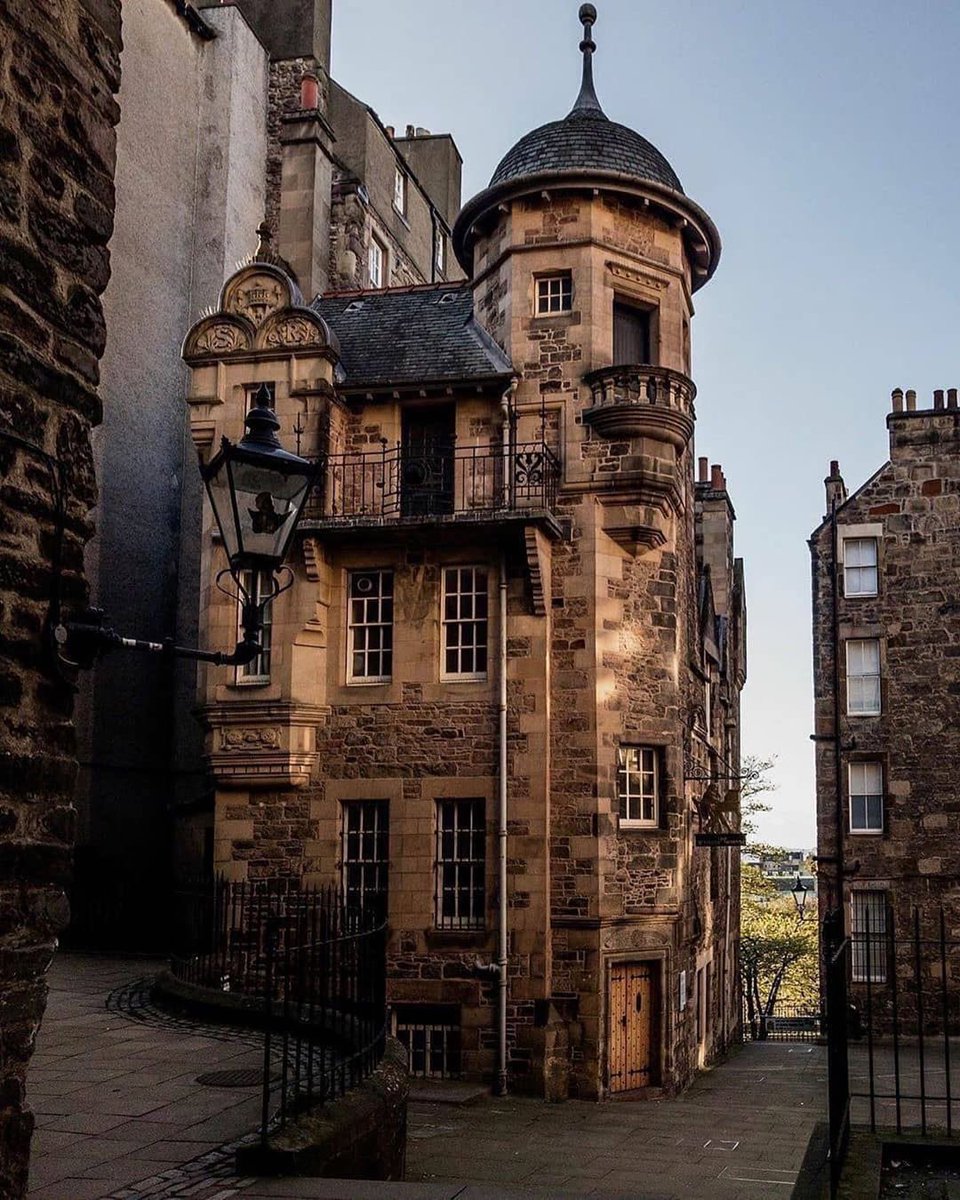 Old World Explorer tweet media