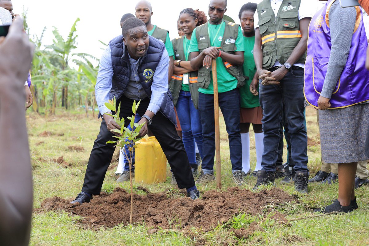 JamesThembo_'s tweet photo. Deputy CAO #HillaryAgaba launching the planting during there #InternationalDayOfForests celebrations in Rukungiri https://t.co/g8QGHfrVka