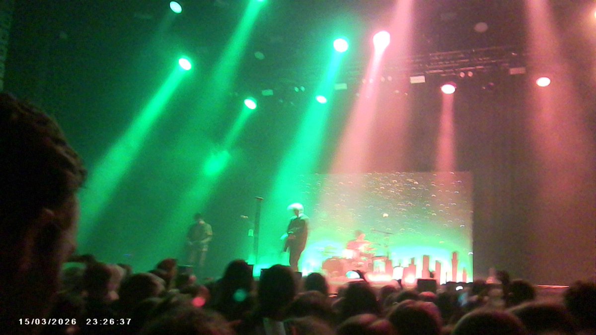 pamyrthevampyr's tweet photo. waterparks tilburg pics &amp; videos i took on this lil shit, a thread~~ https://t.co/TJ4eNHxNQs