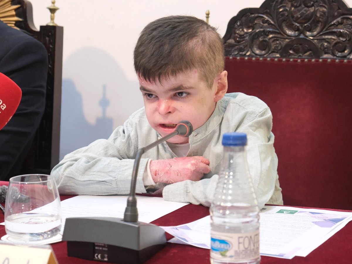 ateneodesevilla's tweet photo. Ayer acogimos la jornada “Enfermedades Raras: visibilizar para avanzar en la edad pediátrica”, marcada por la emoción y la concienciación 💙

Leo nos dejó un mensaje inolvidable: “Detrás de cada enfermedad rara hay niños que luchan, médicos que investigan y personas que no se rinden”.

“Prohibido rendirse” fue el lema que ayer nos acompañó en la jornada y el que “se convierte en el lema debemos todos los andaluces ante las enfermedades raras” 🗣️ @antoniosanzcabello 

#ateneodesevilla