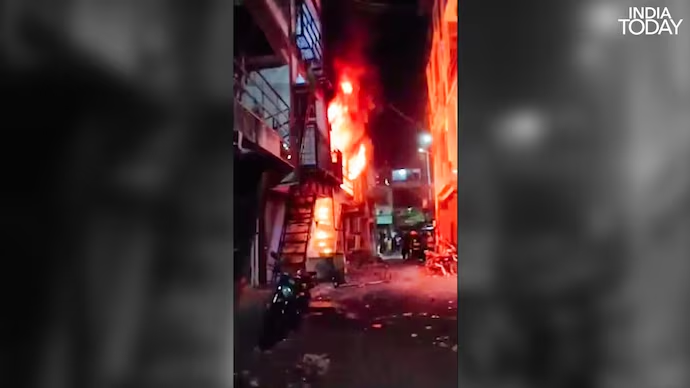 IndiaToday's tweet image. 2 killed, 11 injured in #cylinderblasts during suspected illegal refilling in #Surat

Read More: intdy.in/k2b3ll