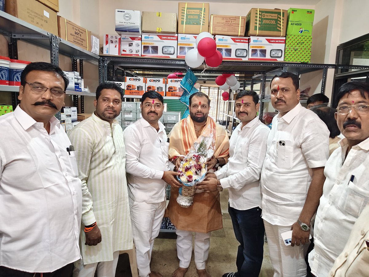 ivikrantpatil's tweet photo. 📍कळंबोली 

महावीर ऑटो पार्ट्स (Mahaveer Auto Parts) या नव्या दुकानाच्या उद्घाटन प्रसंगी उपस्थित राहून मालकांना भेट दिली व पुढील वाटचालीसाठी मनःपूर्वक शुभेच्छा दिल्या.

उत्तम सेवा व प्रगतीसाठी हार्दिक शुभेच्छा! 💐

#Udghatan #Kalamboli #NewBeginning https://t.co/mnnWGqNRbI