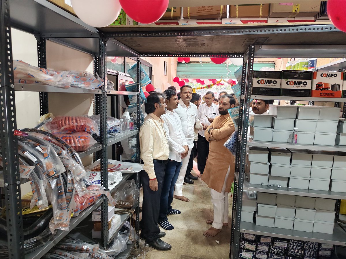 ivikrantpatil's tweet photo. 📍कळंबोली 

महावीर ऑटो पार्ट्स (Mahaveer Auto Parts) या नव्या दुकानाच्या उद्घाटन प्रसंगी उपस्थित राहून मालकांना भेट दिली व पुढील वाटचालीसाठी मनःपूर्वक शुभेच्छा दिल्या.

उत्तम सेवा व प्रगतीसाठी हार्दिक शुभेच्छा! 💐

#Udghatan #Kalamboli #NewBeginning https://t.co/mnnWGqNRbI