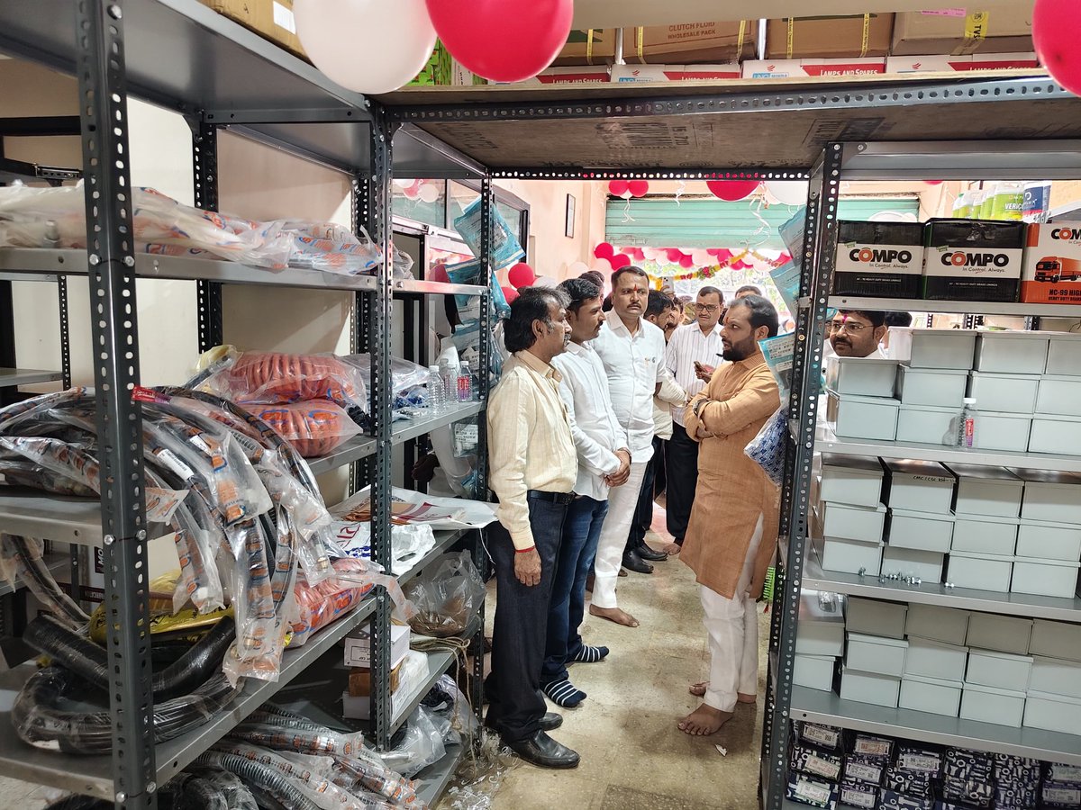 ivikrantpatil's tweet photo. 📍कळंबोली 

महावीर ऑटो पार्ट्स (Mahaveer Auto Parts) या नव्या दुकानाच्या उद्घाटन प्रसंगी उपस्थित राहून मालकांना भेट दिली व पुढील वाटचालीसाठी मनःपूर्वक शुभेच्छा दिल्या.

उत्तम सेवा व प्रगतीसाठी हार्दिक शुभेच्छा! 💐

#Udghatan #Kalamboli #NewBeginning https://t.co/mnnWGqNRbI