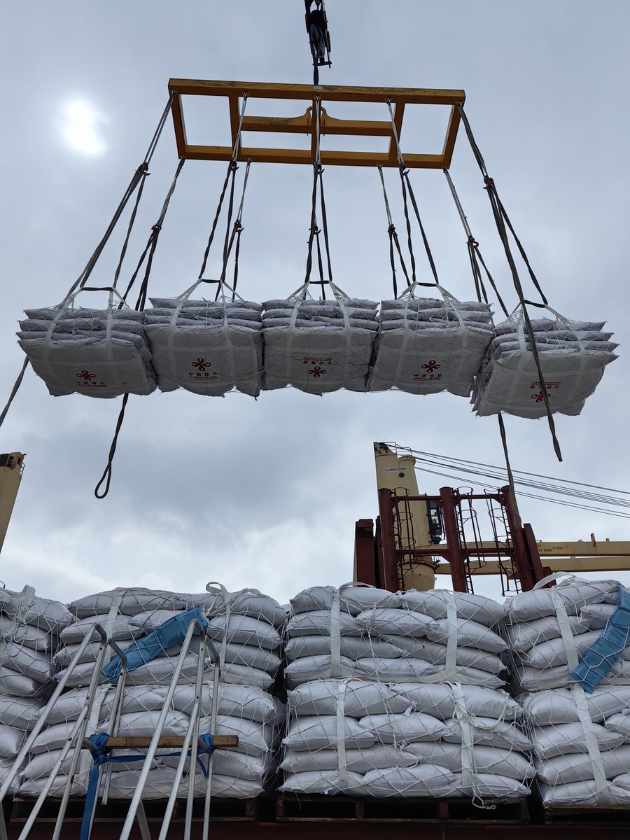 AlbertoBlancoS's tweet photo. #CubaNoEstáSola, una vez más la entrañable amistad entre #CubaYChina borra la distancia geográfica  que nos separa. 
Salió el envío  del primer embarque de un nuevo donativo de 60 mil toneladas de arroz ofrecido por la hermana República Popular China. 
Gracias #China 🇨🇺🇨🇳 https://t.co/7tZ5Wc7RjZ