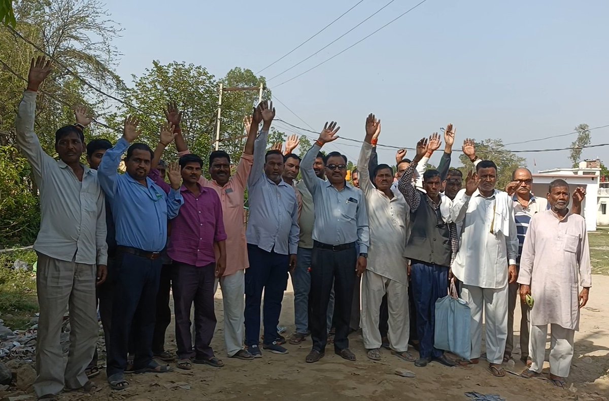 vimleshreena25's tweet photo. @CMOfficeUP @MinesMinIndia @Dmpilibhit बरखेड़ा के ऐतिहासिक मेला मैदान के बीच से नगर पंचायत द्वारा सड़क निकाले जाने से मेला कमेटी और नगर वासियों में फैला आक्रोश।लोगों ने विरोध प्रदर्शन करते हुए शासन से मांग की सड़क मैदान के किनारे पड़ी खाली भूमि से निकली जाए। https://t.co/51wAb7EX9I