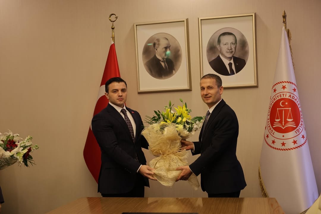 megahaberresmi's tweet photo. Adalet Bakanlığı’nda devir teslim: Cahit Cihat Sarı görevi devraldı
Adalet Bakanlığı Personel Genel Müdürlüğünde devir teslim töreni gerçekleştirildi.
#AdaletBakanlığı #Atama #Haber #Hukuk #DevirTeslim
https://t.co/yGUWh2z42j https://t.co/LTwx7WomSs
