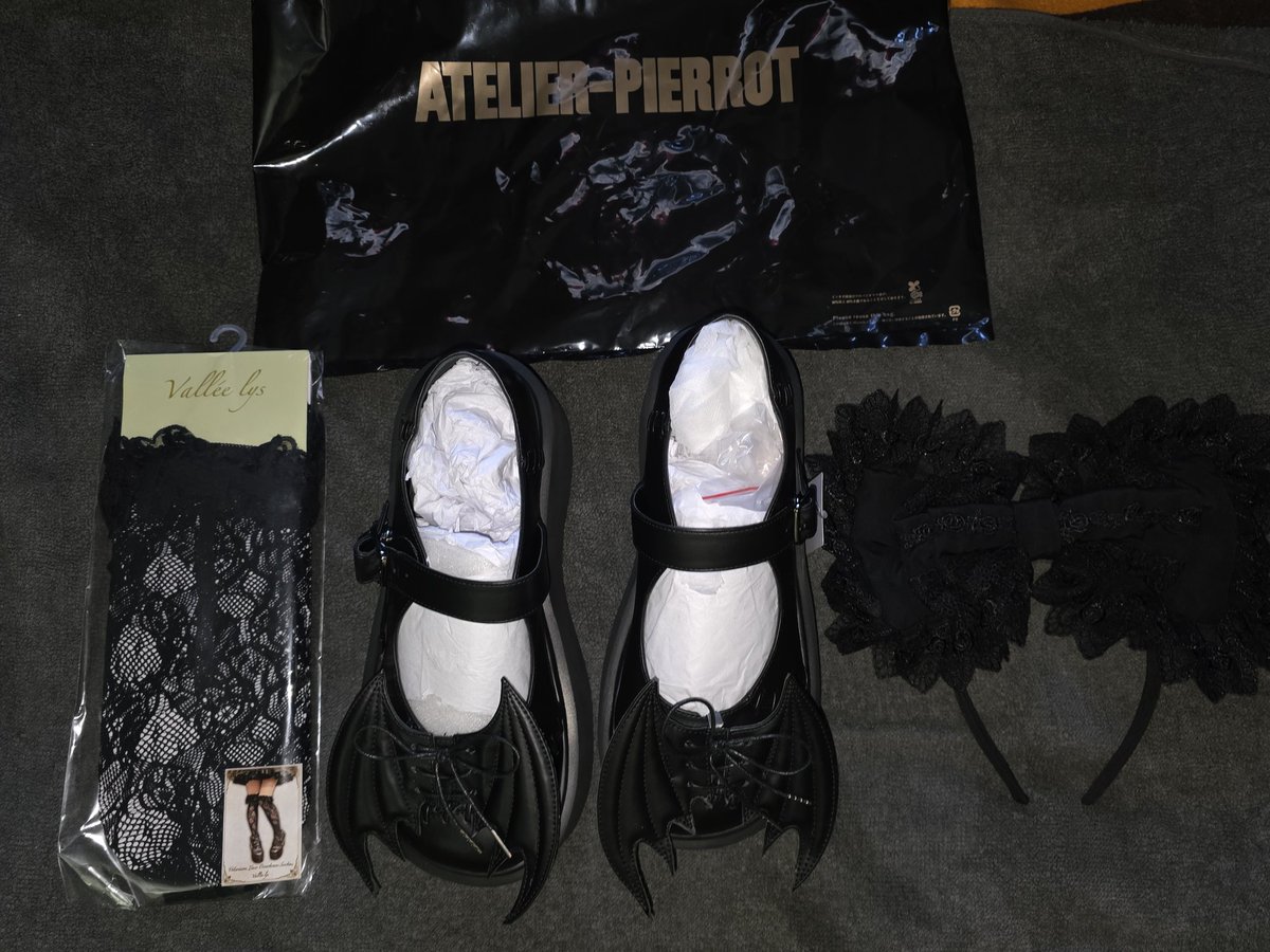 ScarlettCand3la's tweet photo. Oh yeah, I never got around to showing off my haul from the Atelier Pierrot &amp; @Haenuli a few weeks ago! Check it out! New shoes, lacy socks &amp; gorgeous accessories that I sorely needed to complete my outfits.

Pricey, but sooo worth it! 👸🏽💅🏼 https://t.co/Ua40qCMDMg