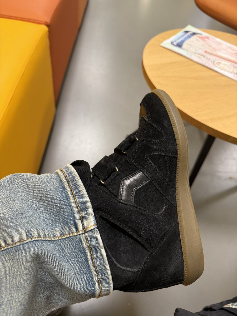 Well-dressed &amp; verified. You know what to do, little pig. 
#findomnl #findom #worship #domme #geldslaaf #tikkieslaaf #financialdomination #humanatm #wallet #drain