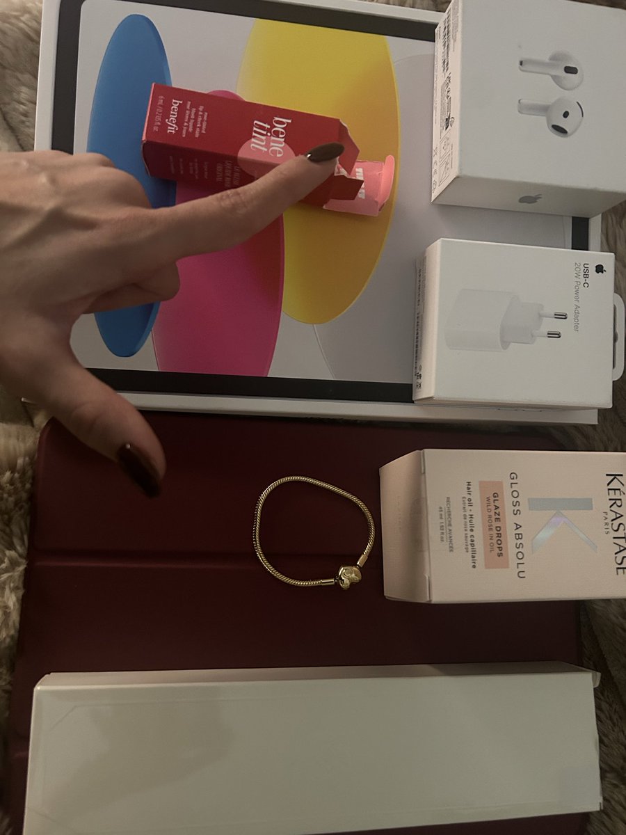 goddesnu's tweet photo. me van llegando los primeros regalitos, porque mi perro (r) decidió que no era suficiente con 1.500€ y me vació la cesta de amazon, otros +1.500€🤣🥰 https://t.co/ODNgOuOSeM