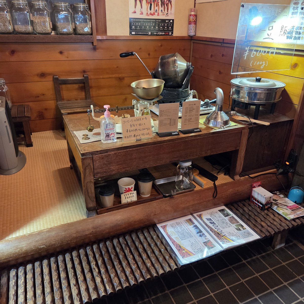 mi_tatu3's tweet photo. 気になっていた珈琲店へ。
ブレンド珈琲を注文。うまい☕
豆を注文。沢山種類があってわからなかったけど、教えてくれる😆生豆の為焙煎する。自分で焙煎を選択。 https://t.co/VwbYEyNYVr