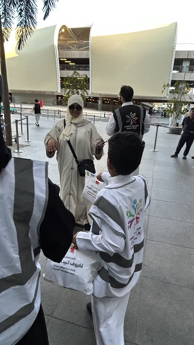 ward_teem's tweet photo. تهدف مبادرة إفطار صائم بالتعاون ما بين جمعية نماء الأهلية و نادي الاتحاد السعودي إلى تقديم وجبات إفطار لجميع المعتمرين بشكل خاص والى كافة المجتمع بشكل عام في مطار الملك عبدالعزيز الدولي https://t.co/6YsYRA9XFL